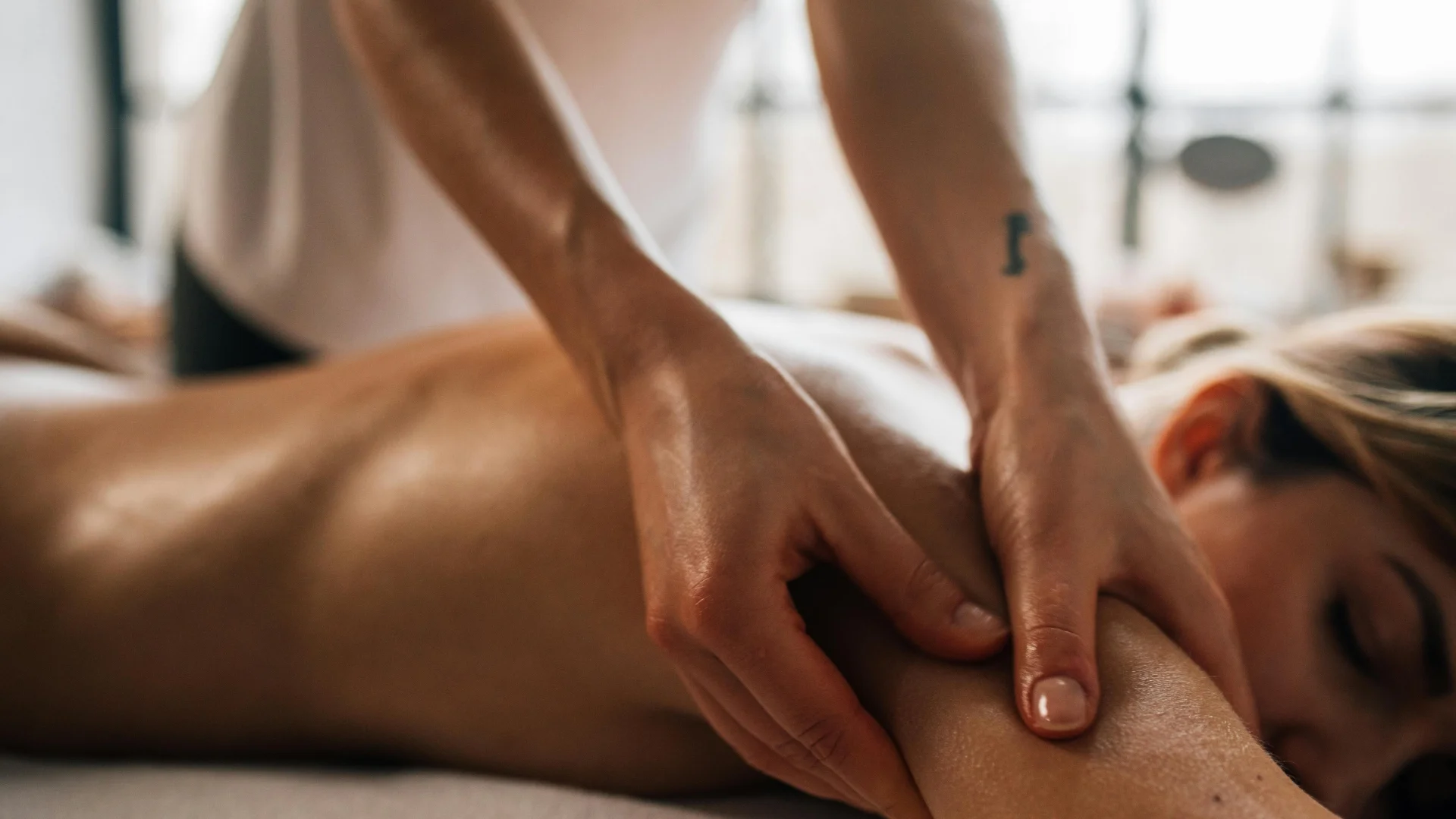 Vue d'une femme profitant d'un massage remodelage renata franca par Audrey de chez Maison Gambette